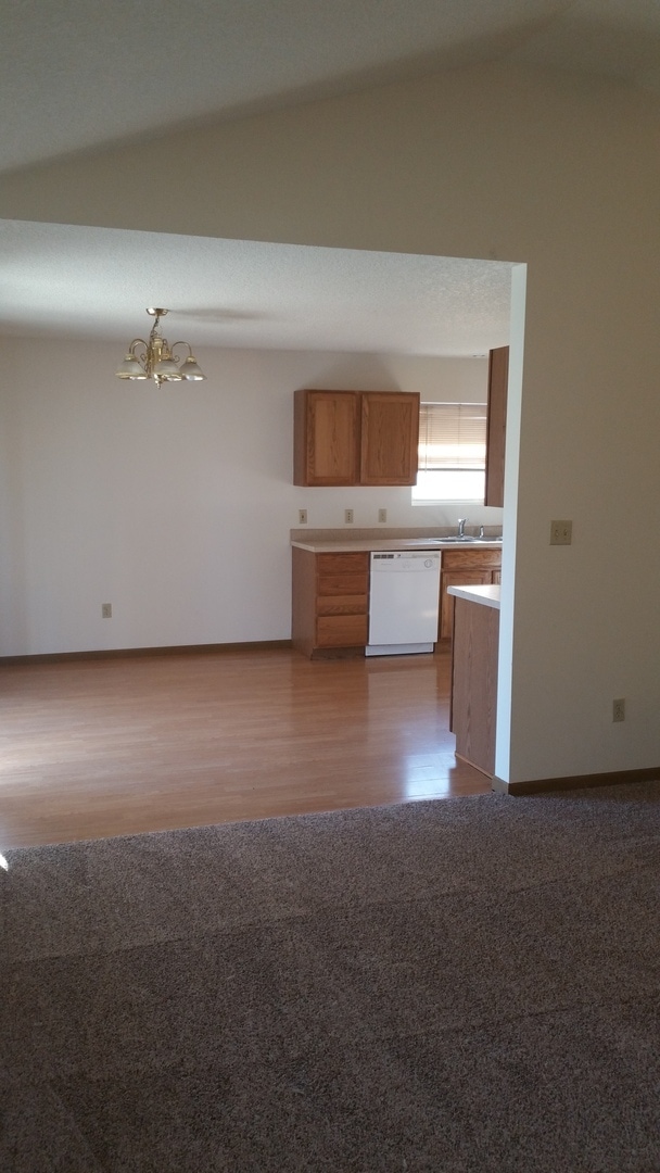 Building Photo - Great 3 Bedroom House Near Lake Shawnee
