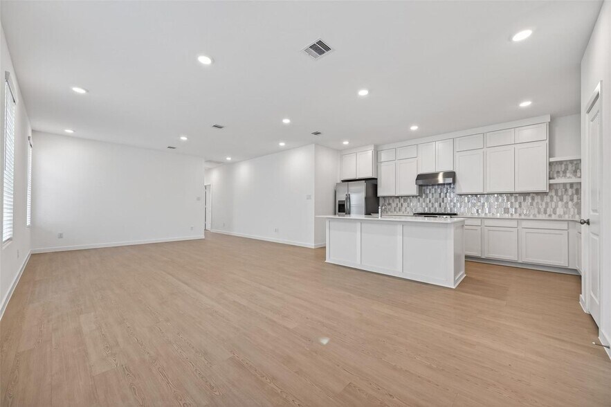 Building Photo - 27435 Sunterra Village Dr