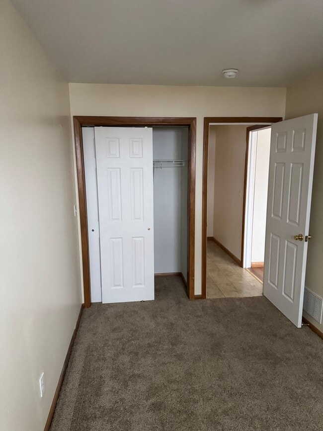 Building Photo - 2 bedroom 1 bath second floor unit