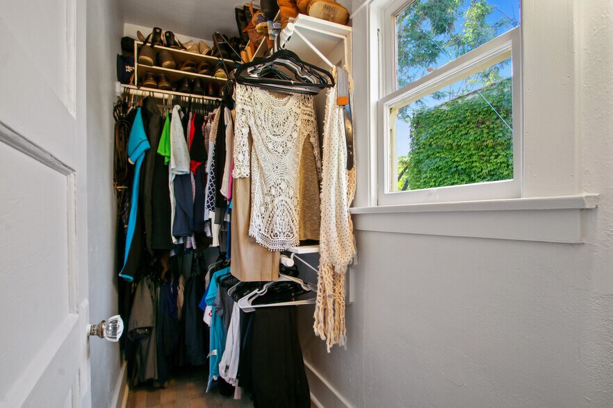 Building Photo - 4002 E Colorado St