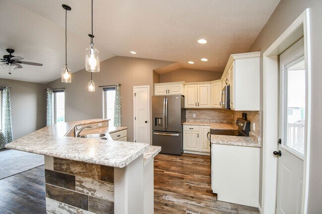 Building Photo - 5 Bedroom 3 Bathroom Single Family Home North Sioux Falls!