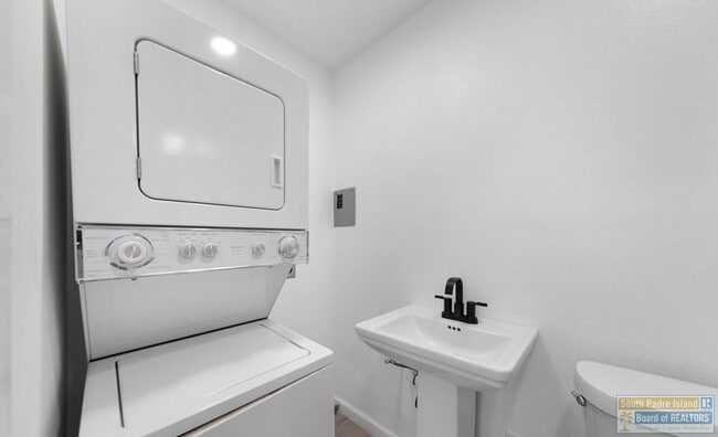 Building Photo - 313 McFadden Dr