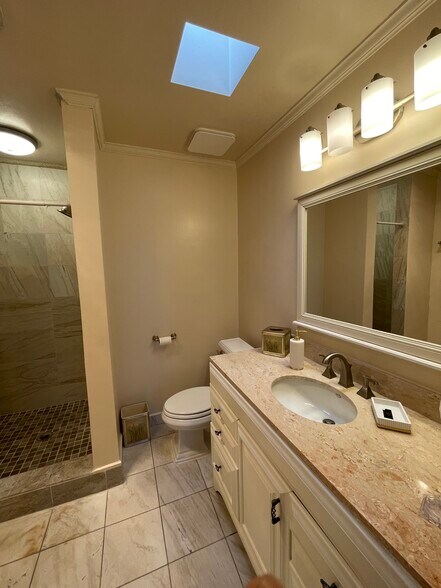 Master Bathroom - 5271 Newcastle Ave