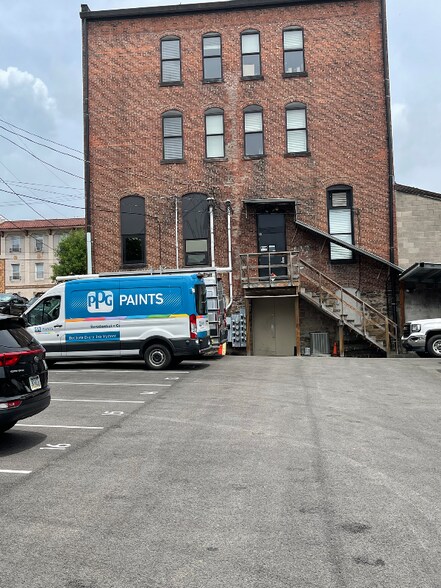 Building Photo - 102 E Otterman St
