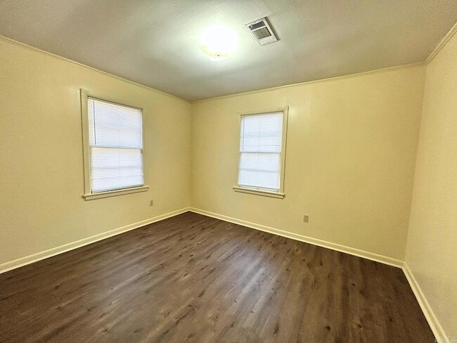 Building Photo - 304 W 34th Ave