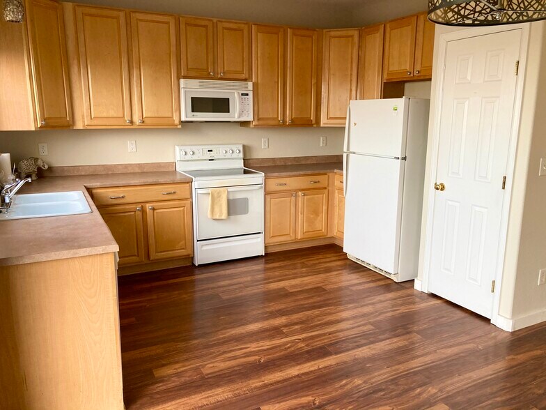 Kitchen - 15949 Longford Dr