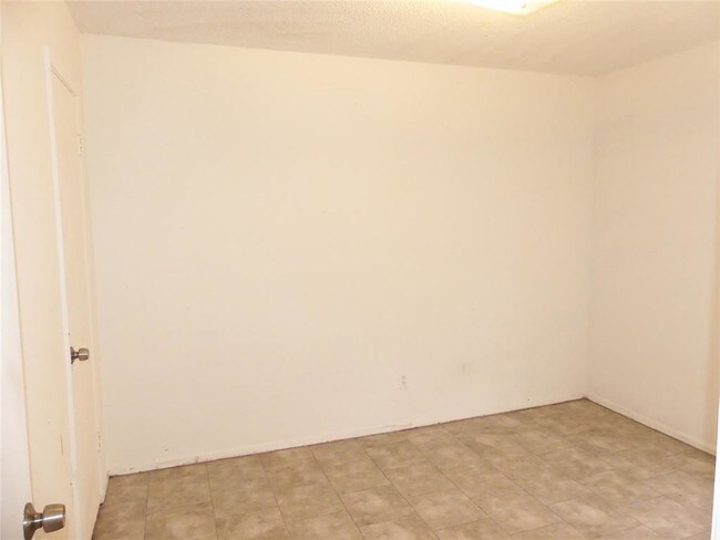 Building Photo - 701 Oakwood Ln