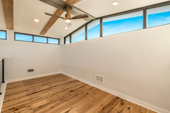 Building Photo - 215 E Pleasant St