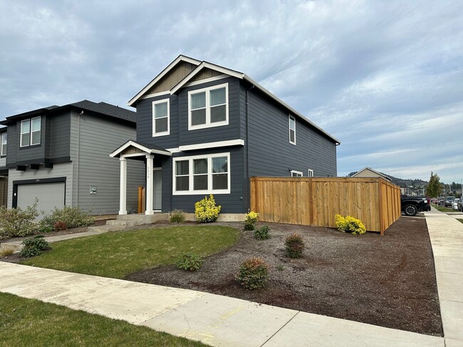 Building Photo - 4 bedroom 2.5 bathroom home!