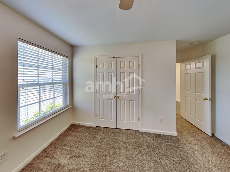 Building Photo - 1042 Vanguard Dr