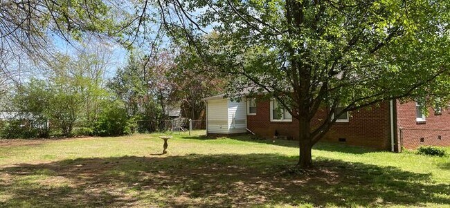 Building Photo - 2 bedroom 1 bath renovated pet friendly home