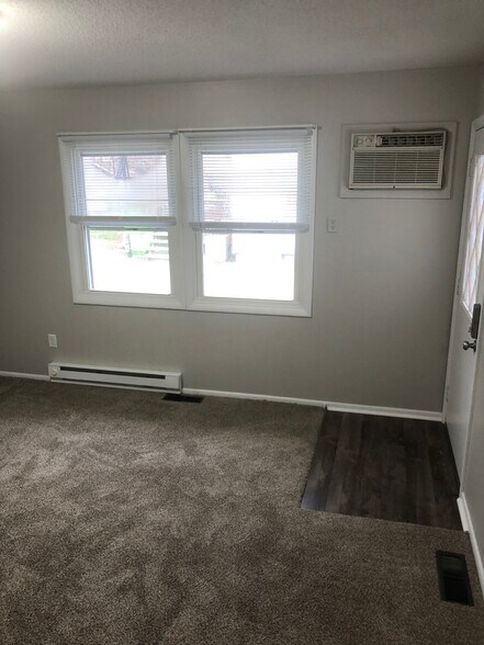 Living Room Pic 2 - 580 Maple St