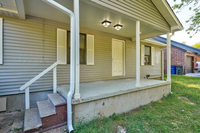 Building Photo - 4 Bedroom Available Now!