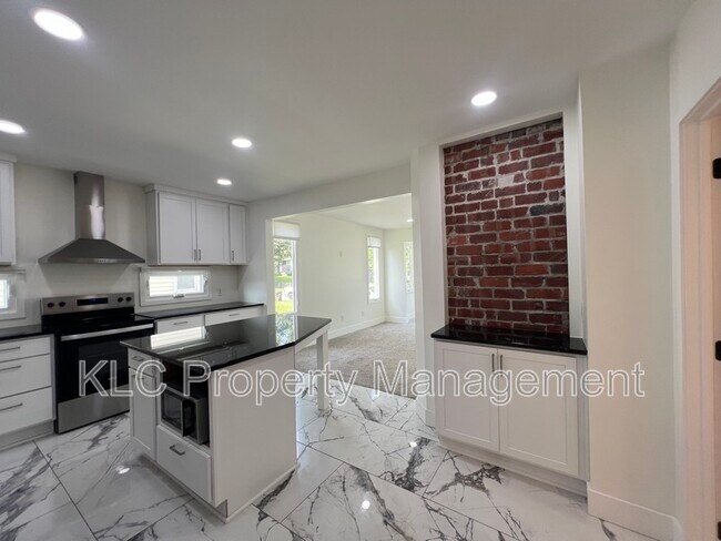 Building Photo - 3719 3rd St