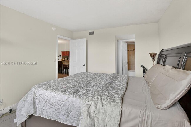 Building Photo - 9330 Lagoon Pl