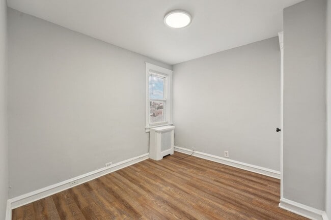 Building Photo - 3 Bedroom, 1.5 bath townhome