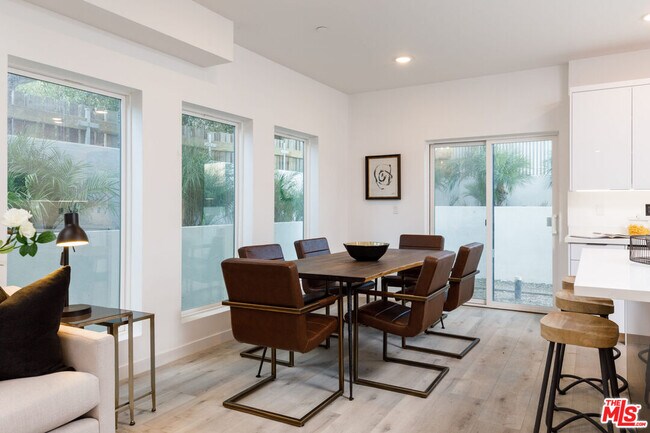 Building Photo - 846 N Alta Vista Blvd