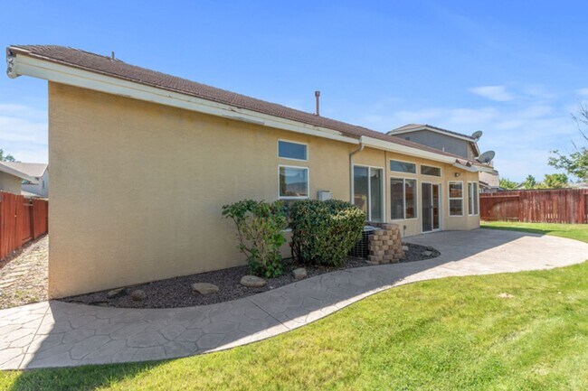 Building Photo - 3 Bedroom, 2 Bath home in Double Diamond Neighborhood