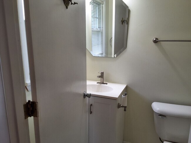 Building Photo - Beautiful 3 Bed, 2 Bath with walk out fini...