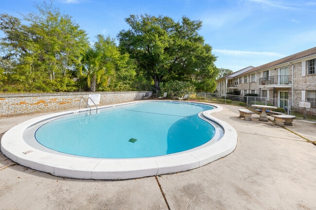 Building Photo - 115 Country Club Dr