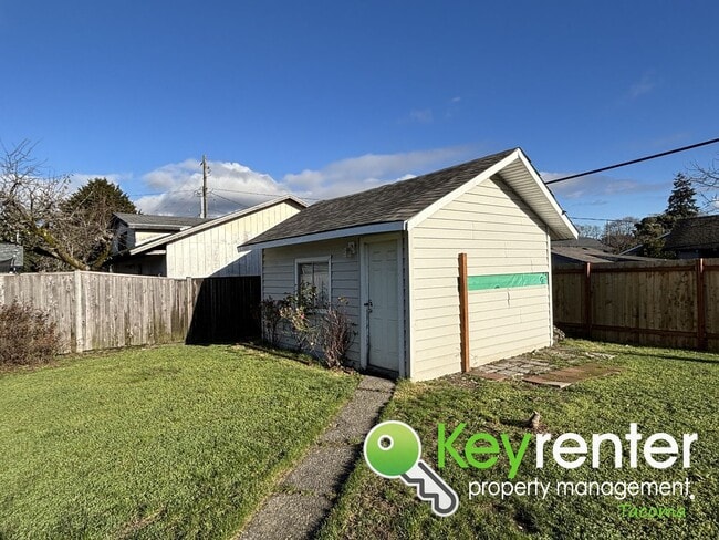 Building Photo - One of a Kind Multi-level Home in Tacoma!