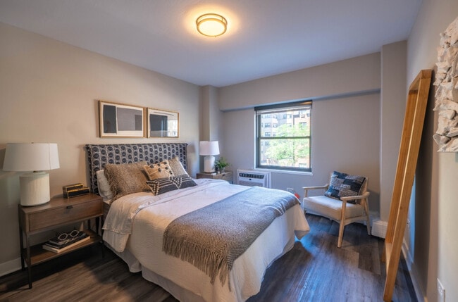 Building Photo - 5815 N Sheridan Rd