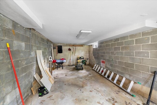 Building Photo - 1100 Kentwood Dr