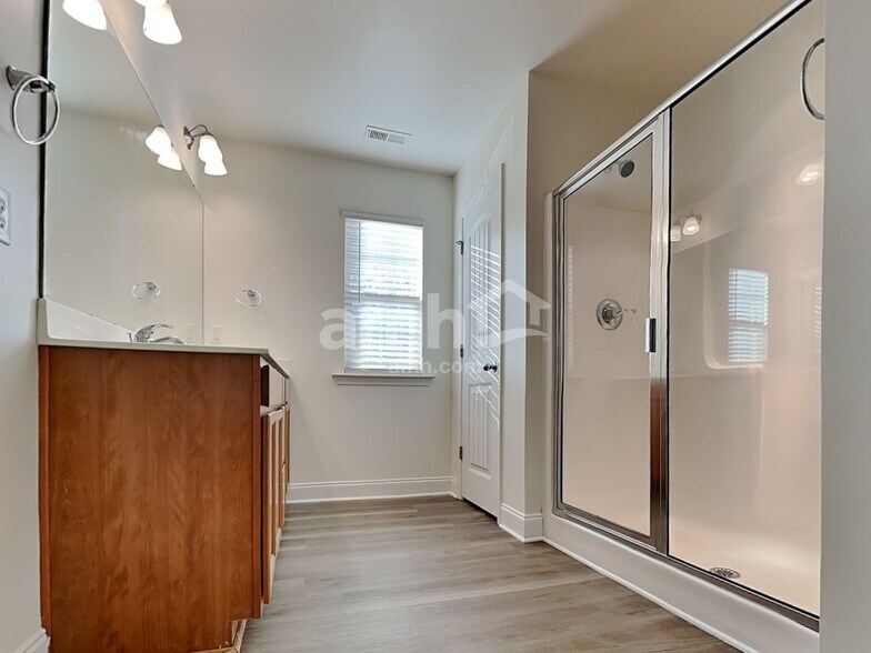 Building Photo - 185 Clubhouse Dr