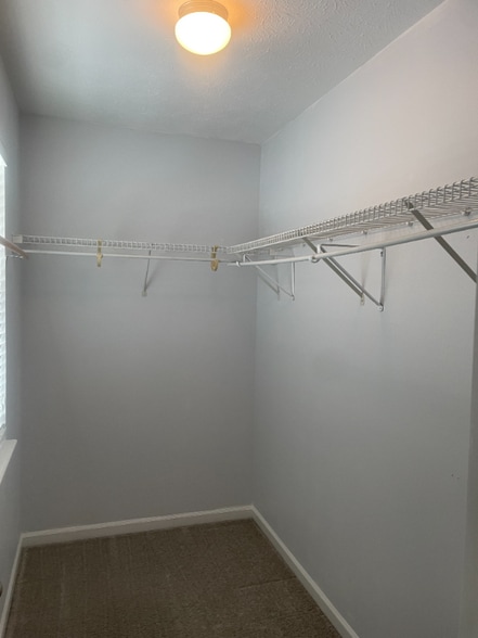 Building Photo - 264 Lyn Gardens Way