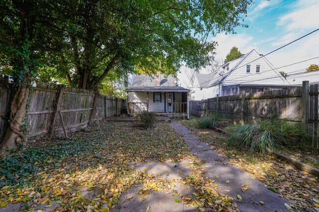 Building Photo - 2 bedroom 1 bath house with a garage in downtown New Albany
