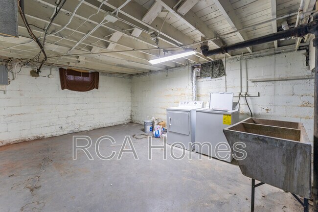Building Photo - 4908 E 10th St