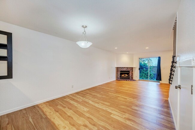 Building Photo - Two Bedroom Townhouse in Edmonds