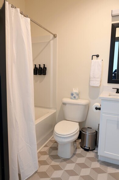 Building Photo - 103 Strawberry Aly