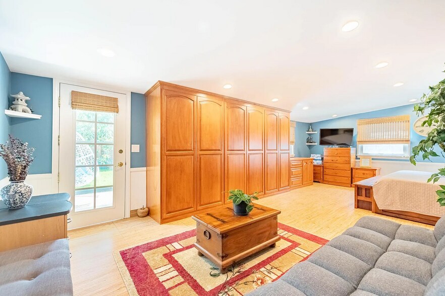 Building Photo - 2120 N Valley St