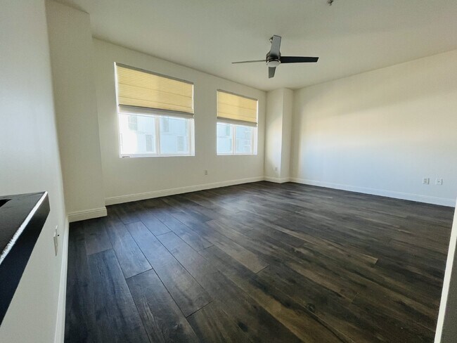 Building Photo - "Discover Urban Elegance: Spacious 1417 Sq Ft Studio Condo in the Heart of Phoenix!"