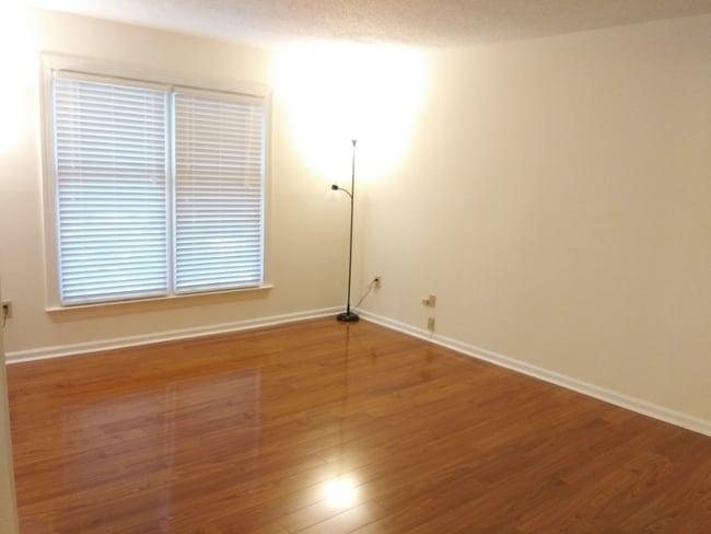 Building Photo - 310 Hollyfax Cir NE