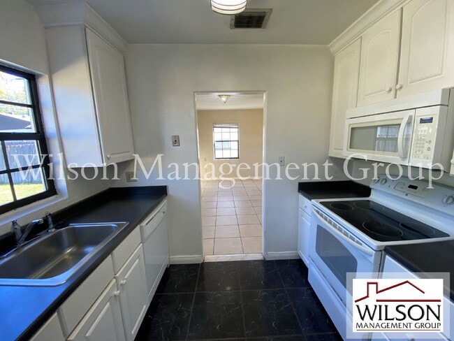 Building Photo - 419 Westminster St