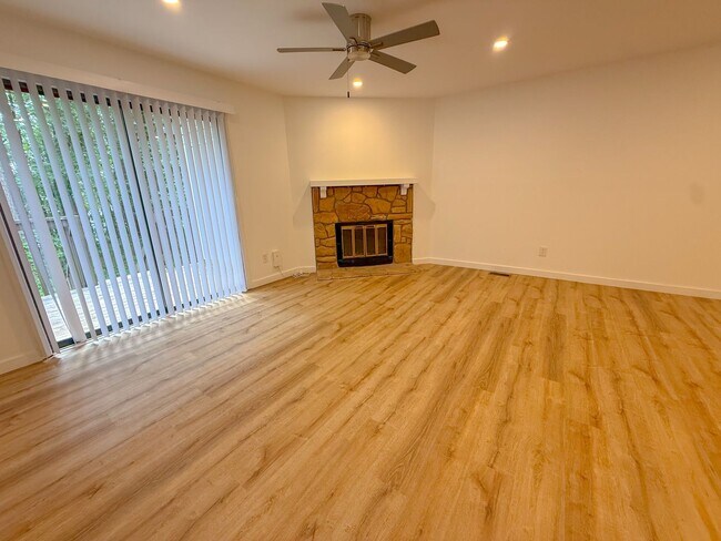Building Photo - 4247 The Oaks Dr