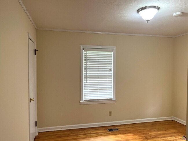 Building Photo - 230 Roycrest Dr