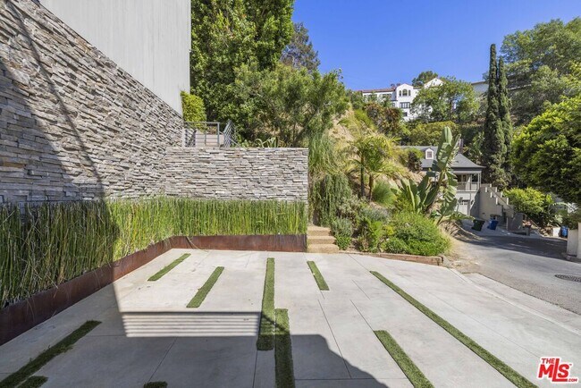 Building Photo - 2756 Westshire Dr