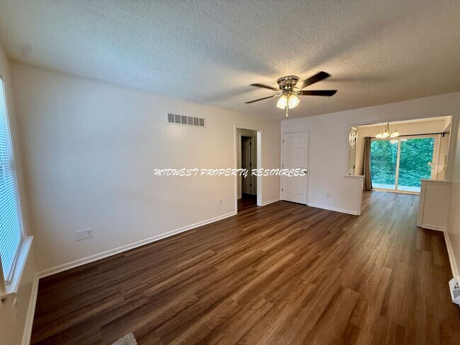 Building Photo - Beautiful 2 Bedroom Duplex - Fresh & Clean!