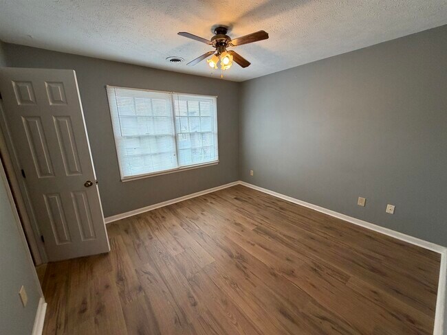 Building Photo - 830 44th Ave N