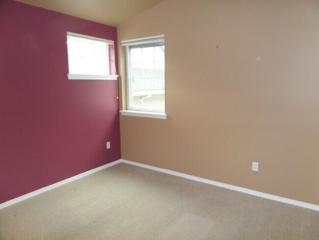 Building Photo - Stunning and Large 3-Bedroom Townhome with...