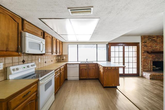 Building Photo - 2301 Travis Dr