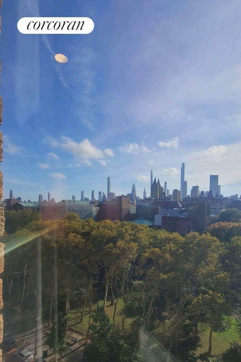 Building Photo - 45 W 81st St