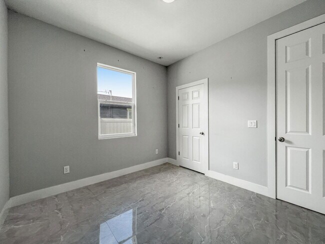 Building Photo - 1703 W Rio Vista Ave