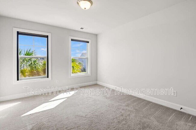 Building Photo - 233 Seaworthy St