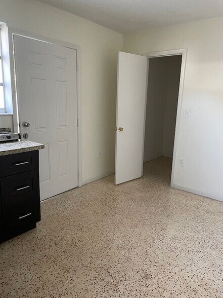 Building Photo - 2815 SW 37th Ct