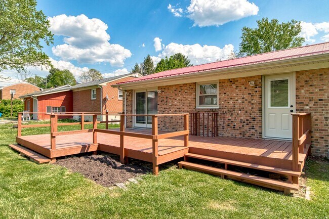 Building Photo - 690 North Dr