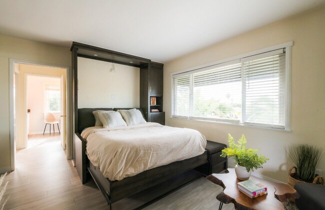 Building Photo - La Jolla Studio With Ocean Views